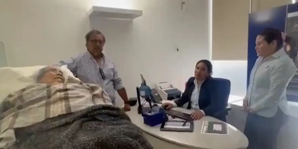 BBVA de Oaxaca obliga a mujer en camilla 