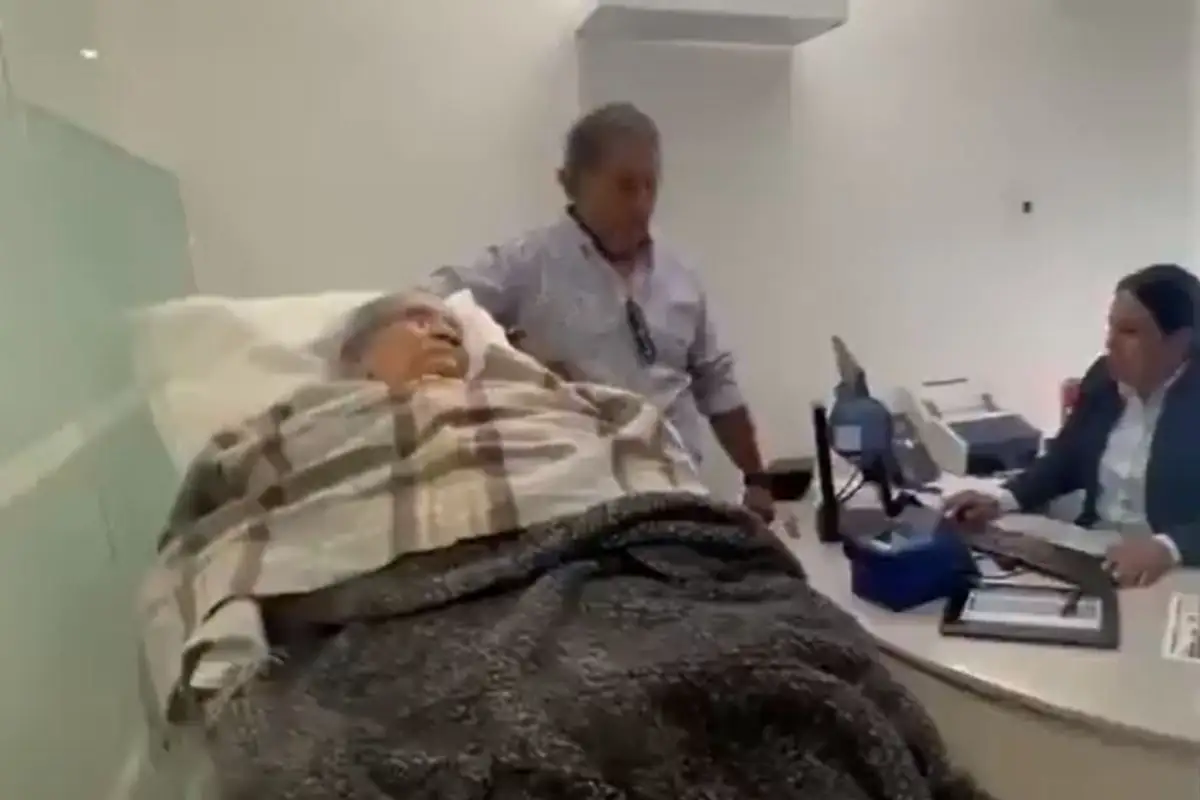 BBVA de Oaxaca obliga a mujer en camilla a una de sus sucursales