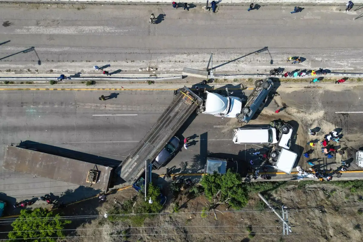 Carambola en el Periférico Ecológico deja al menos 10 heridos
