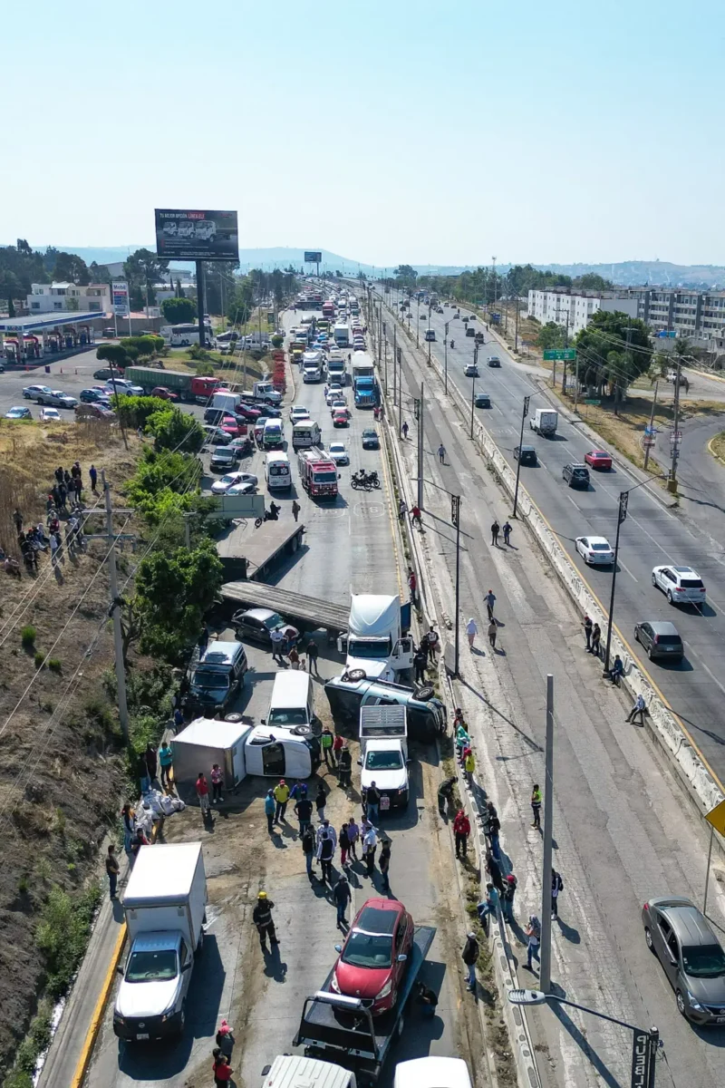 Carambola en el Periférico Ecológico deja al menos 10 heridos