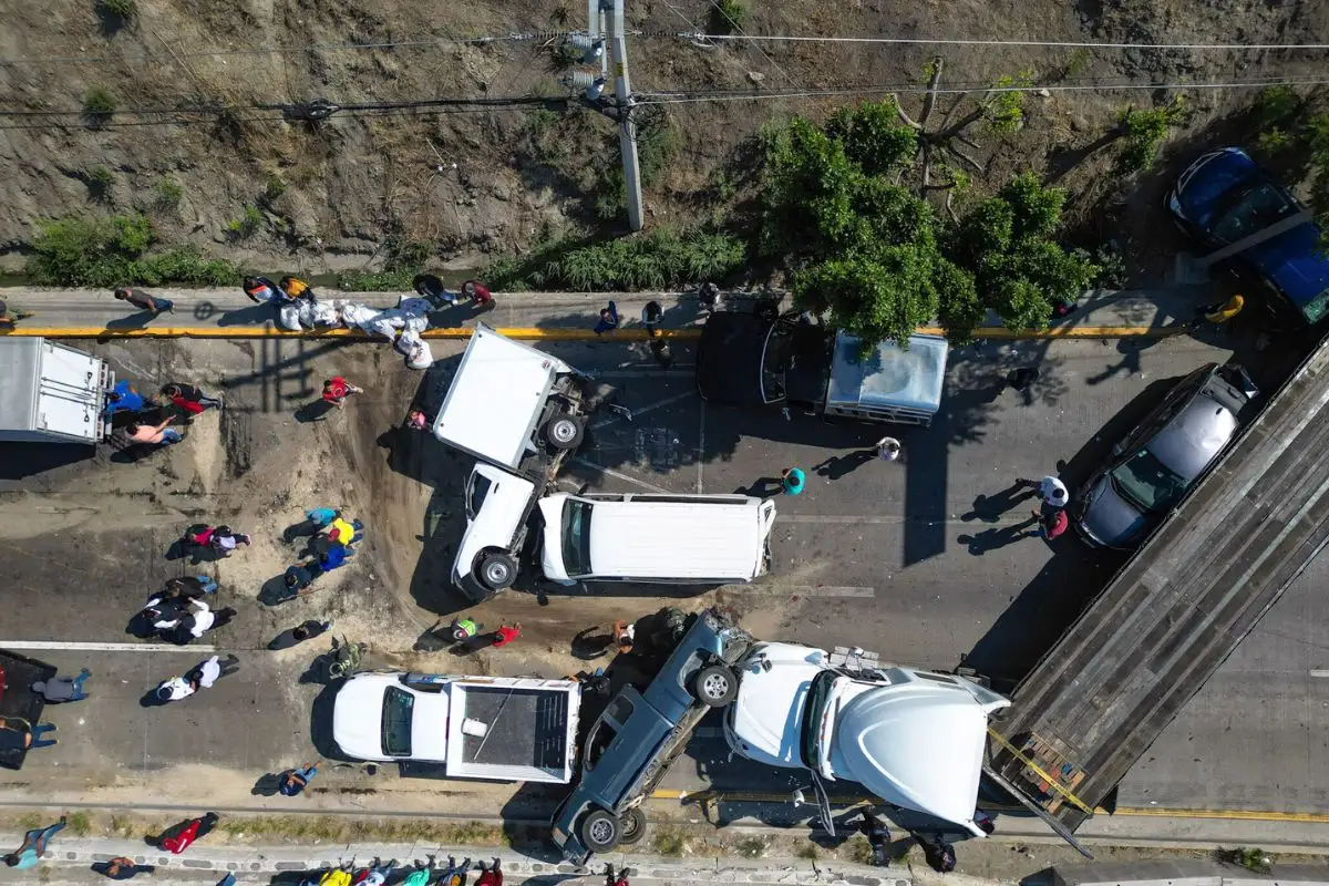 (VIDEO y FOTOS) Carambola en el Periférico Ecológico deja coches volcados y varios heridos 1 Carambola en el Periférico Ecológico deja al menos 10 heridos