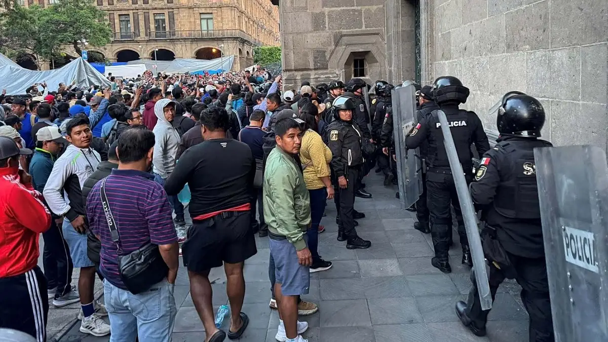 CNTE bloqueó Palacio Nacional 