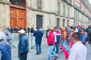 CNTE bloqueó Palacio Nacional
