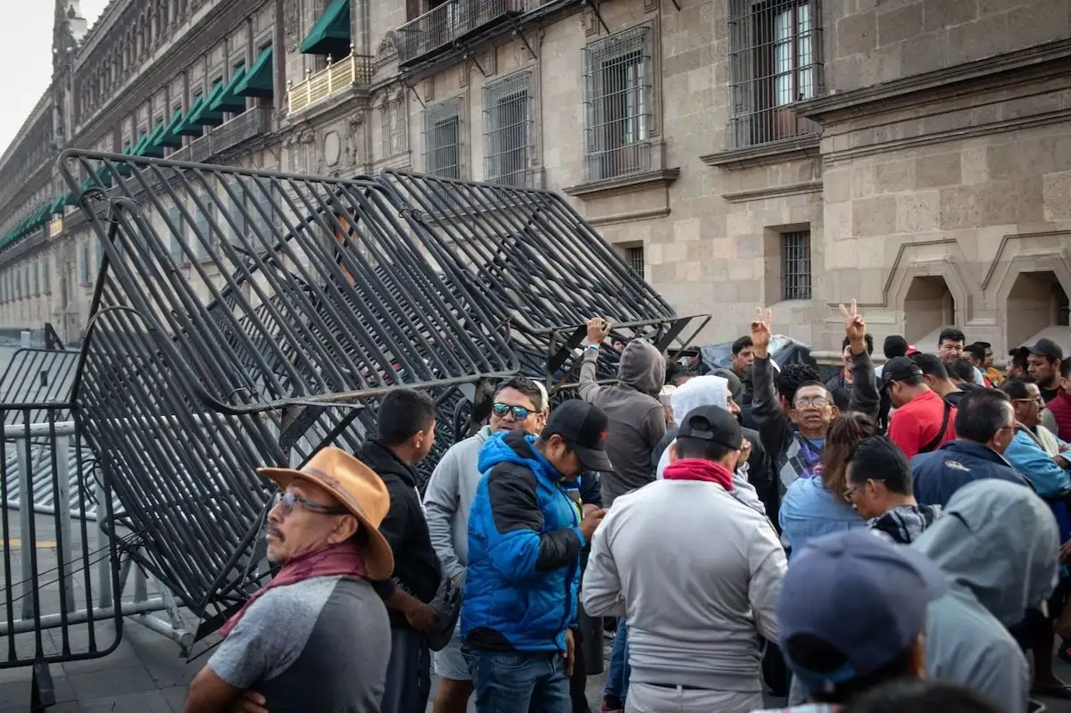 (VIDEOS) CNTE golpea a reporteros en bloqueo a Palacio Nacional 2 CNTE golpea a reporteros en bloqueo a Palacio Nacional