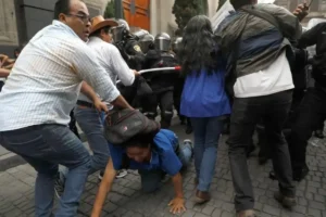 CNTE golpea a reporteros en bloqueo a Palacio Nacional