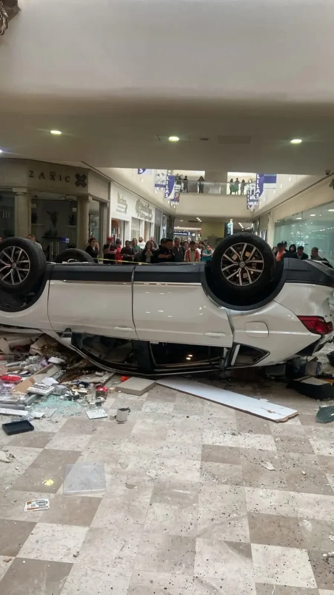 Mujer cae del segundo piso en Plaza Lilas con su coche
