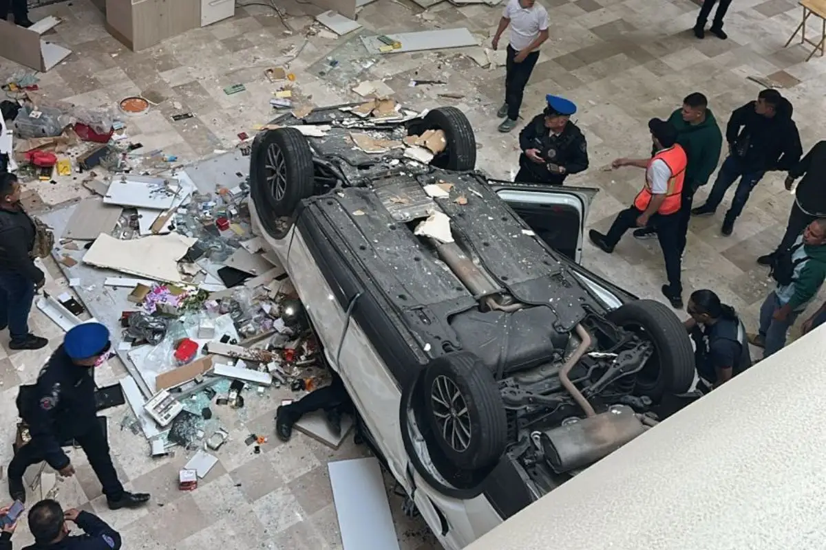 (VIDEOS) Mujer mete su coche a Plaza Lilas, en CDMX, y cae desde el segundo nivel 1 Mujer cae del segundo piso en Plaza Lilas con su coche