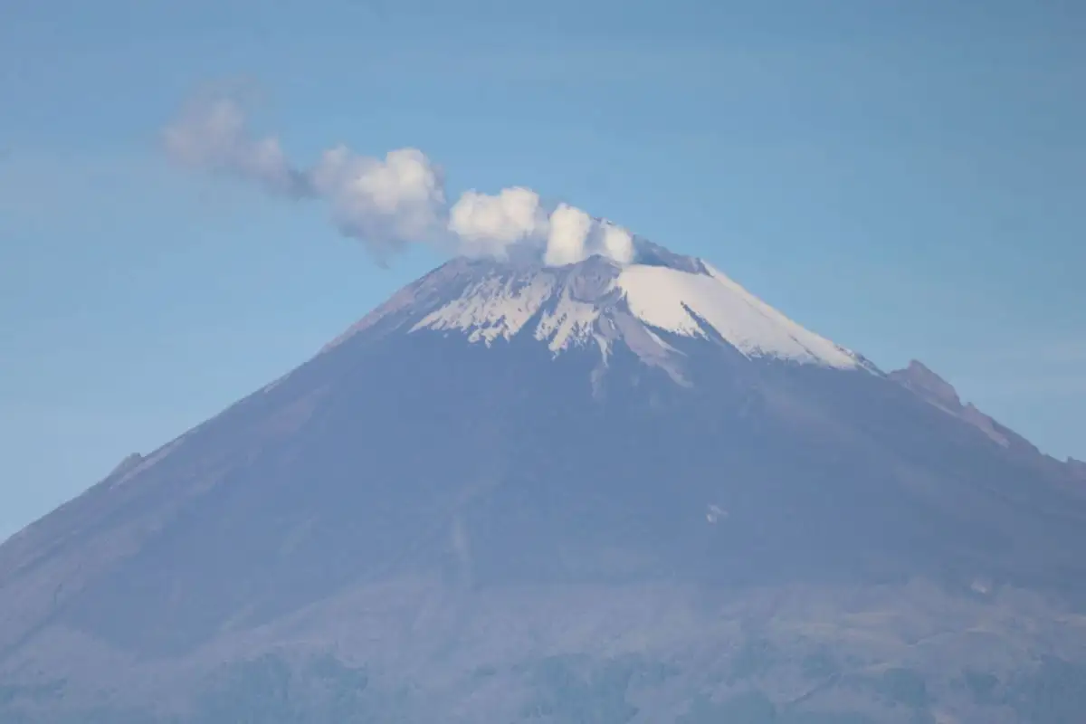 (VIDEO) Turistas irresponsables suben para grabar el cráter del Popocatépetl 1 Turistas irresponsables graban el cráter del Popocatépetl