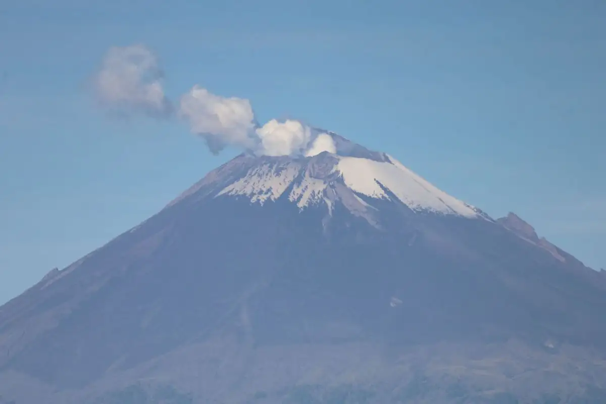 VIDEO: Así se vio el potente rayo que cayó sobre el cráter del Popocatépetl 3 Turistas irresponsables graban el cráter del Popocatépetl