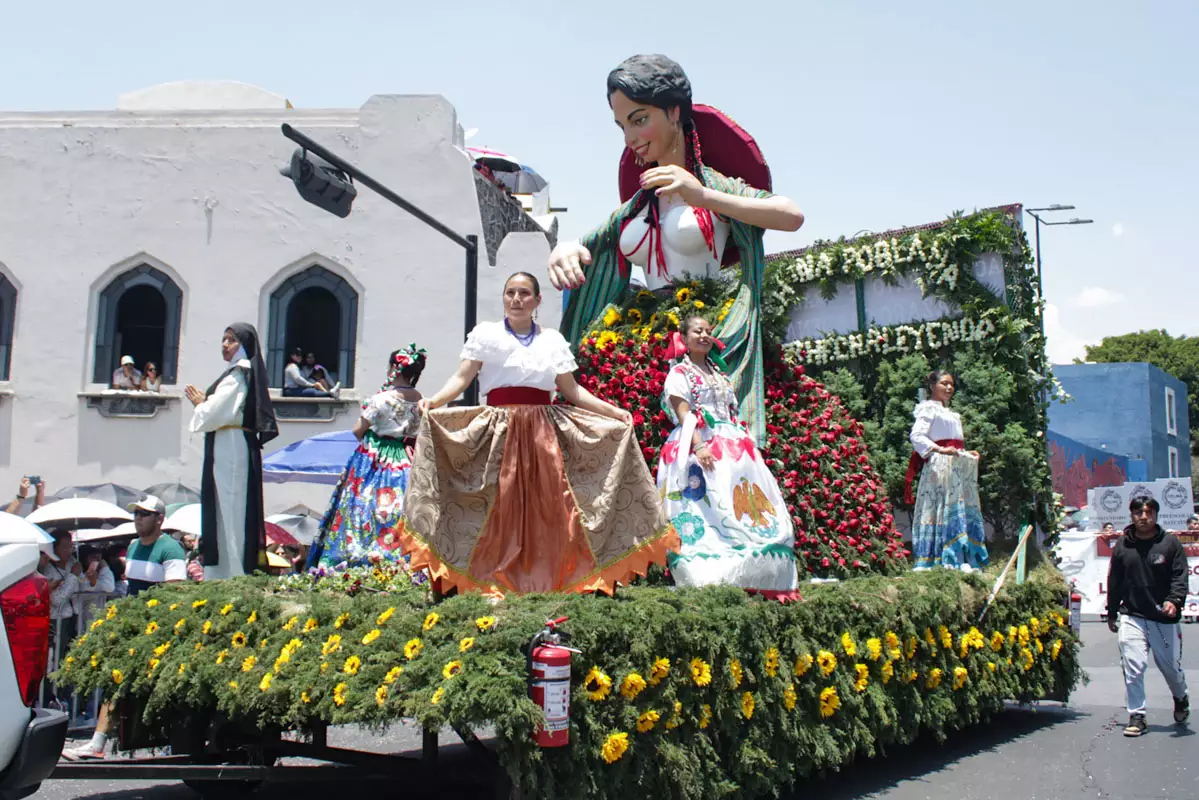 desfile puebla 5 de mayo 2025 carros Alegoricos 14