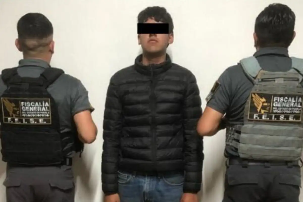 Hijo del alcalde de Ahuazotepec estaba en posesión de un arma y drogas durante cateo 1 Detienen a hijo del alcalde de Ahuazotepec con armas y drogas