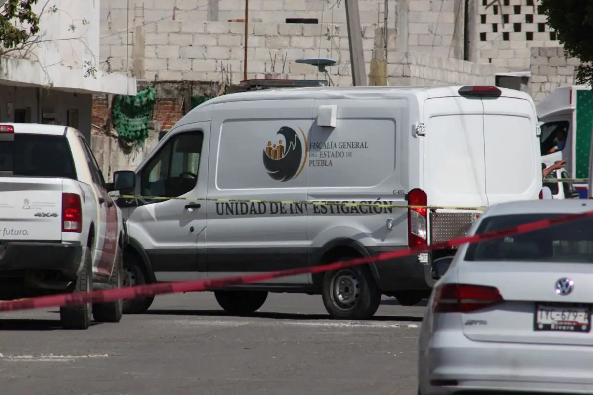 Hallan dos hombres sin vida dentro de su casa en Puebla