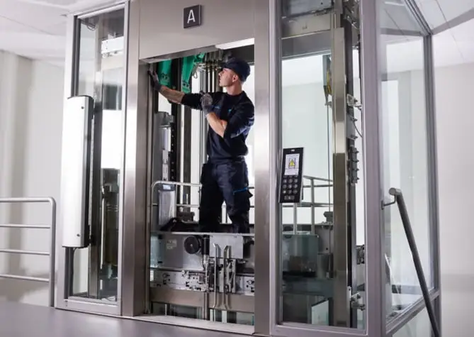 Elevador de la Torre Latinoamericana deja a 12 personas atrapadas