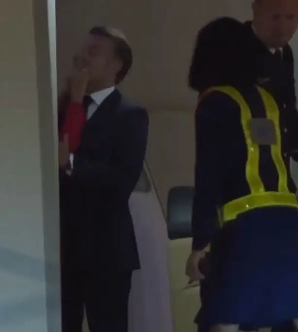 Macron y su esposa se pelean en avión y ella lo cachetea