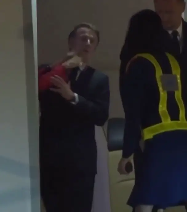 Macron y su esposa se pelean en avión y ella lo cachetea