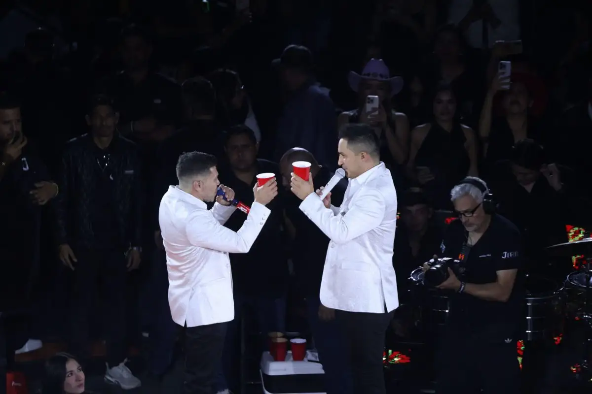 Jorge Medina y Josi Cuen en el Palenque se burlan de un borracho