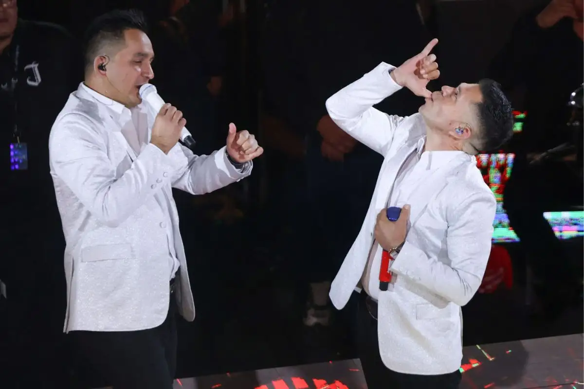 Jorge Medina y Josi Cuen en el Palenque se burlan de un borracho