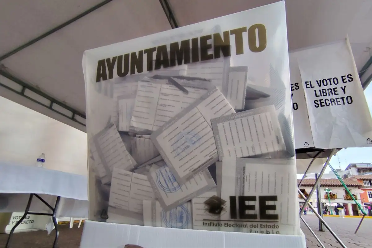 Confirman que alcaldes y diputados de Morena en Puebla podrán reelegirse en 2027