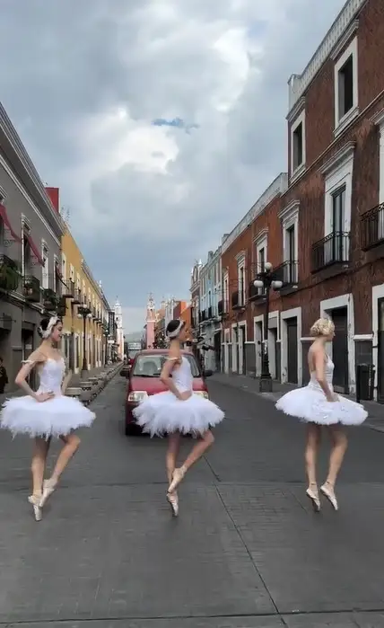 Moscow State Ballet en Puebla sorprende con presentación callejera en el Centro Histórico
