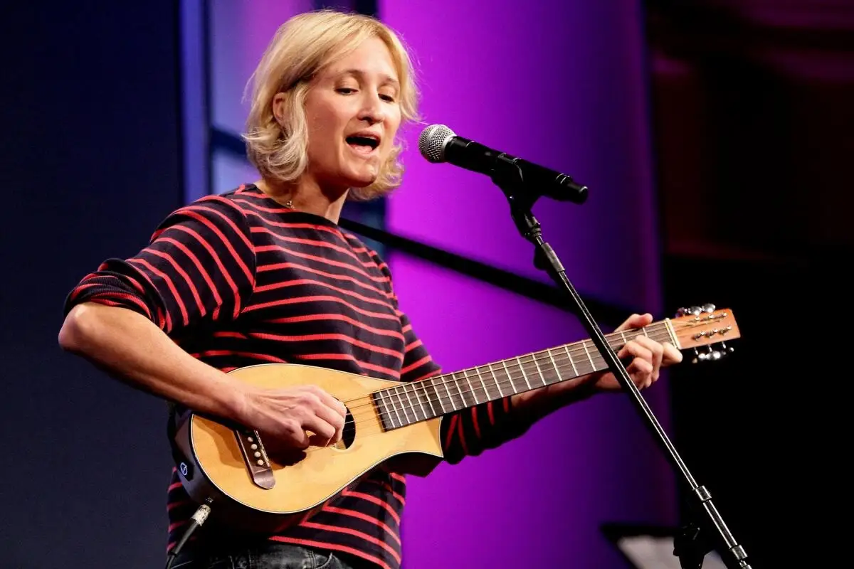 Muere Jill Sobule, intérprete del clásico lésbico “I Kissed a Girl”