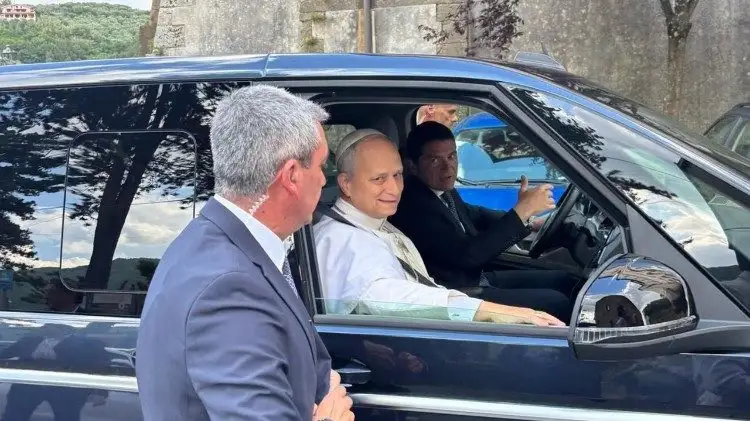 Papa León XIV visita la tumba de Francisco en la Basílica de Santa María