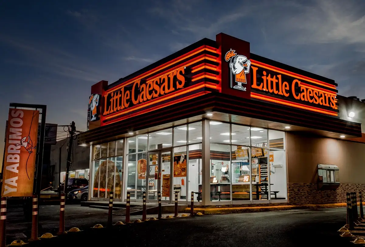 Repartidores protagonizan pelea en Little Caesars de Xonaca