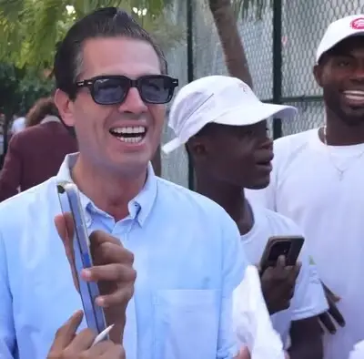 Reaparece Peña Nieto en show de magia con ilusionista