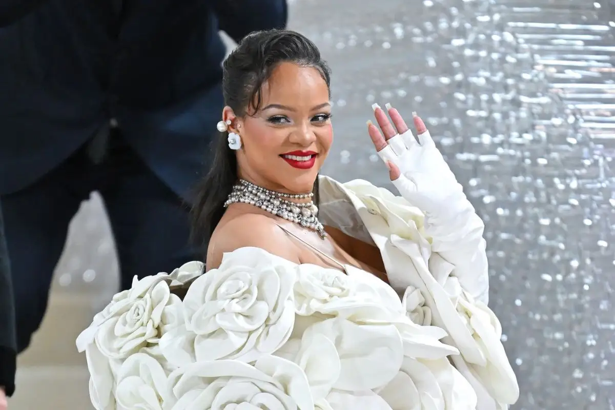 En la Met Gala, Rihanna presume que está embarazada por tercera vez 1 Rihanna está embarazada por tercera vez