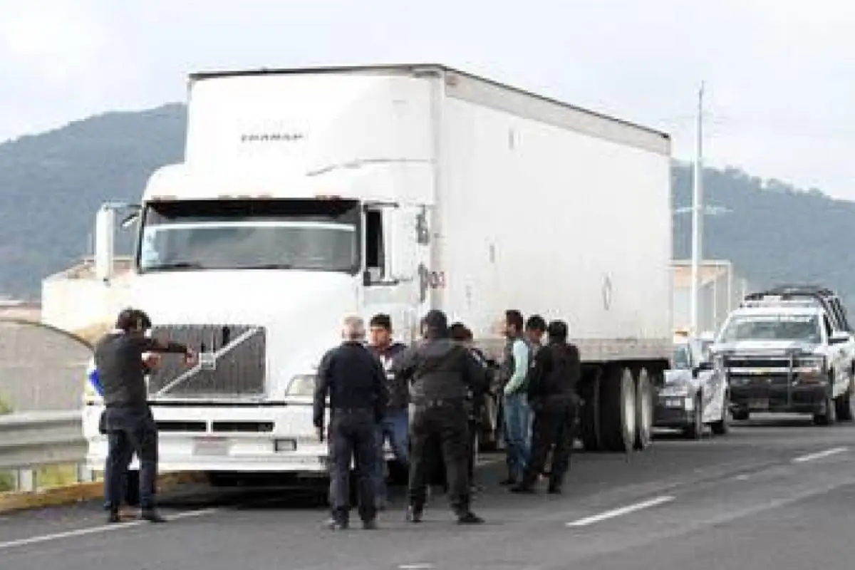 (VIDEO) En falso retén, se roban tráiler con todo y conductor en la Acatzingo-Puebla 1 Roban tráiler en la Acatzingo-Puebla en retén falso