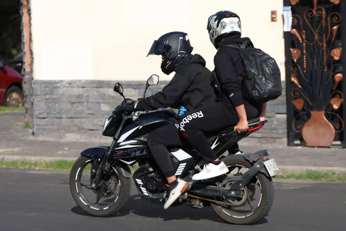 Ley de Movilidad en Puebla: casco sí será rotulado, pero chaleco sigue en discusión 1 Rotulación del casco de motociclistas será obligatorio