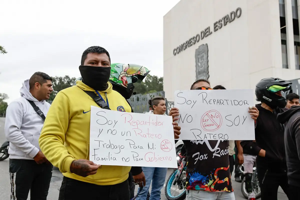 Aprueban reforma a la ley de movilidad para motociclistas en Puebla casco con código y chaleco