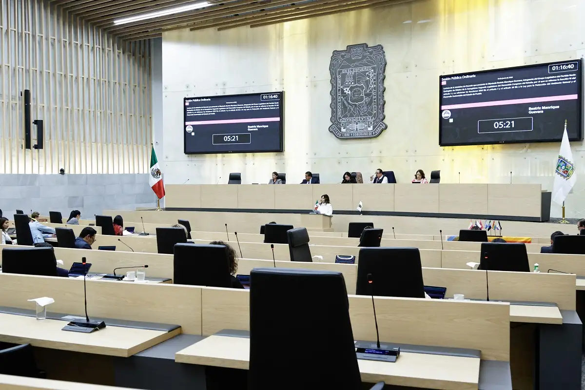 Aprueban reforma a la ley de movilidad para motociclistas en Puebla casco con código y chaleco