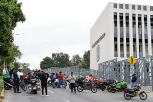 Aprueban reforma a la ley de movilidad para motociclistas en Puebla casco con código y chaleco