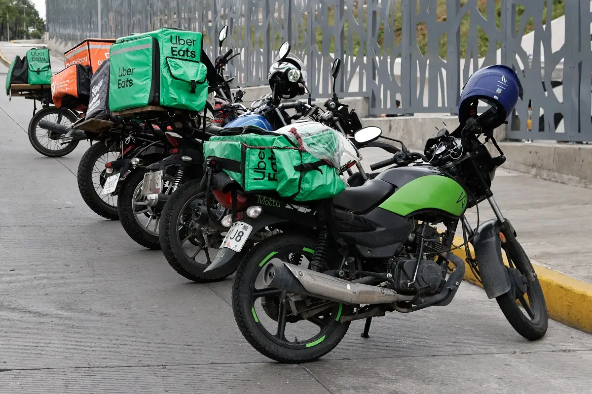 Aprueban reforma a la ley de movilidad para motociclistas en Puebla casco con código y chaleco