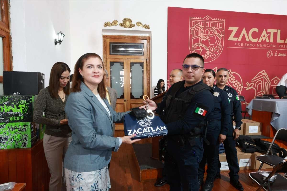 Bety Sánchez entrega uniformes y equipamiento a policías 1 Bety Sanchez entrega uniformes y equipamiento a policias