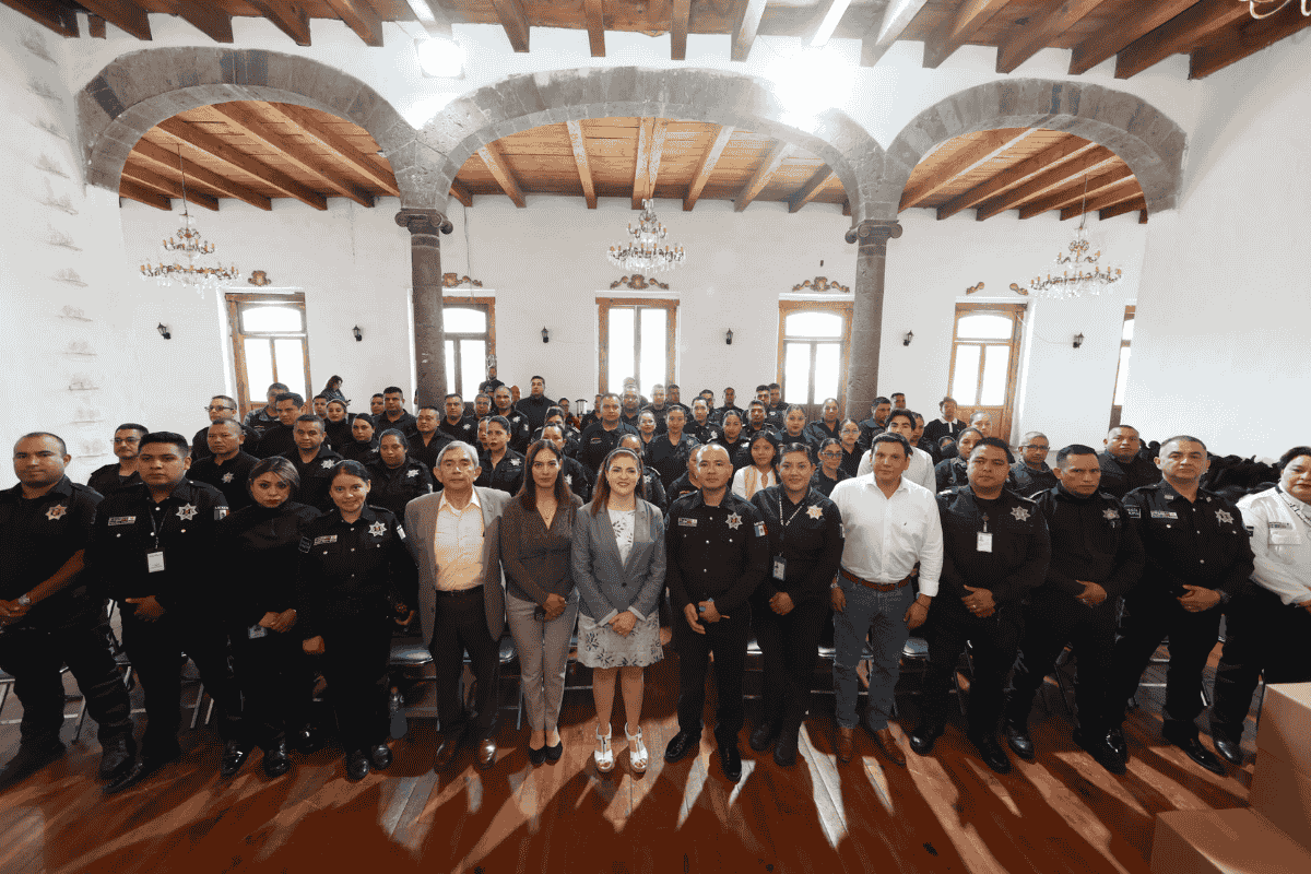 Bety Sánchez entrega uniformes y equipamiento a policías