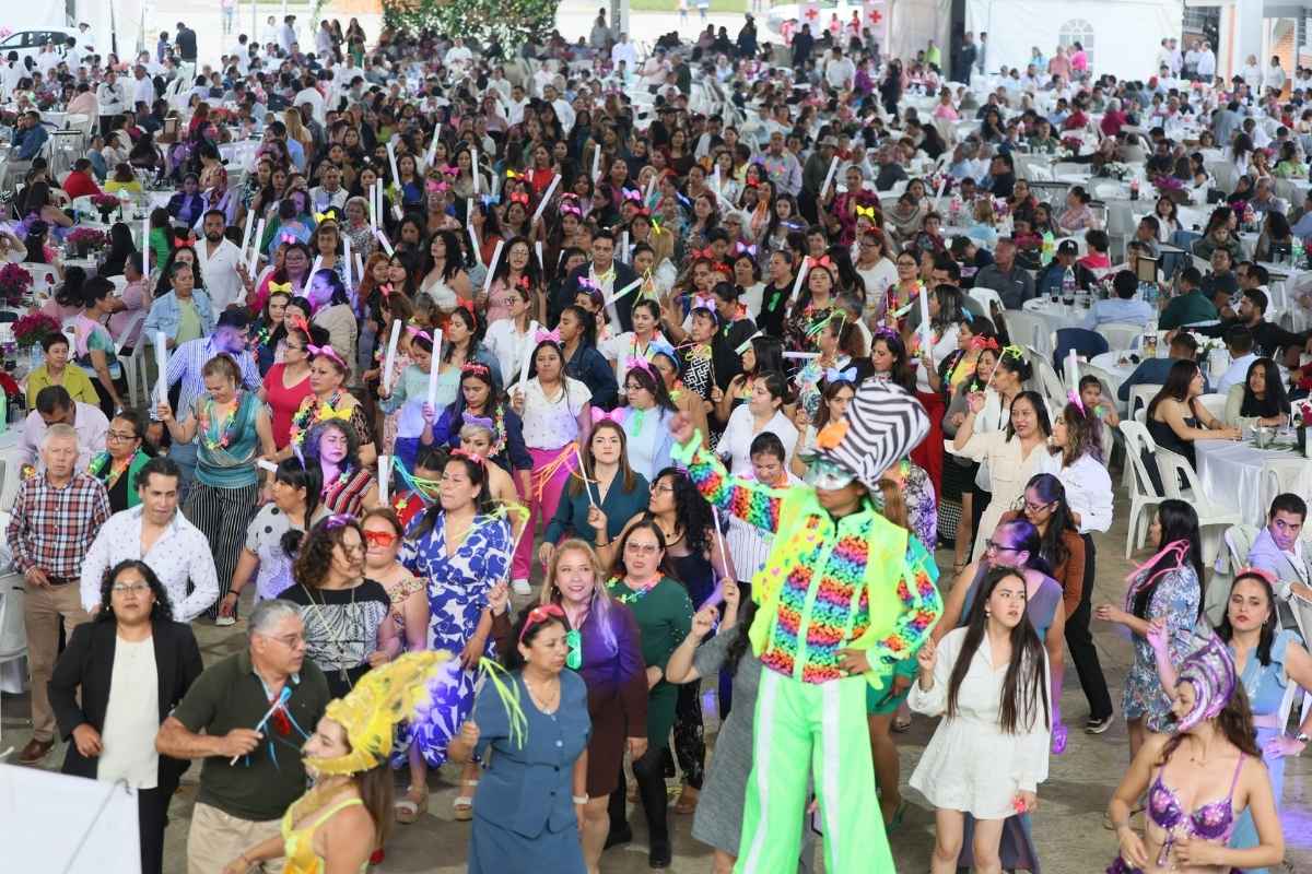 Bety Sánchez reconoce la labor de docentes de Zacatlán; así festejó con más de mil 600 1 Bety Sánchez reconoce la labor de docentes de Zacatlán; así festejó con más de mil 6001