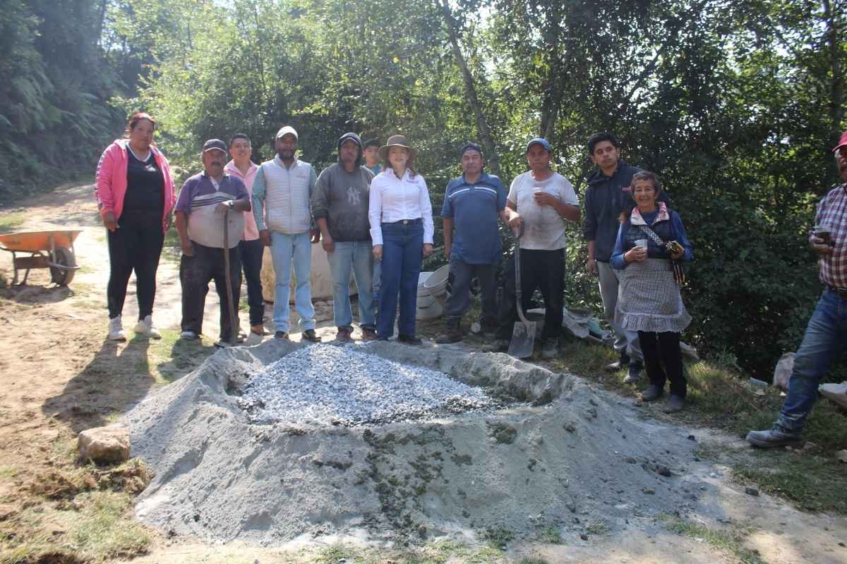 Bety Sánchez supervisa construcción de andador en Xoxonacatla y entrega red eléctrica en Cuautilulco