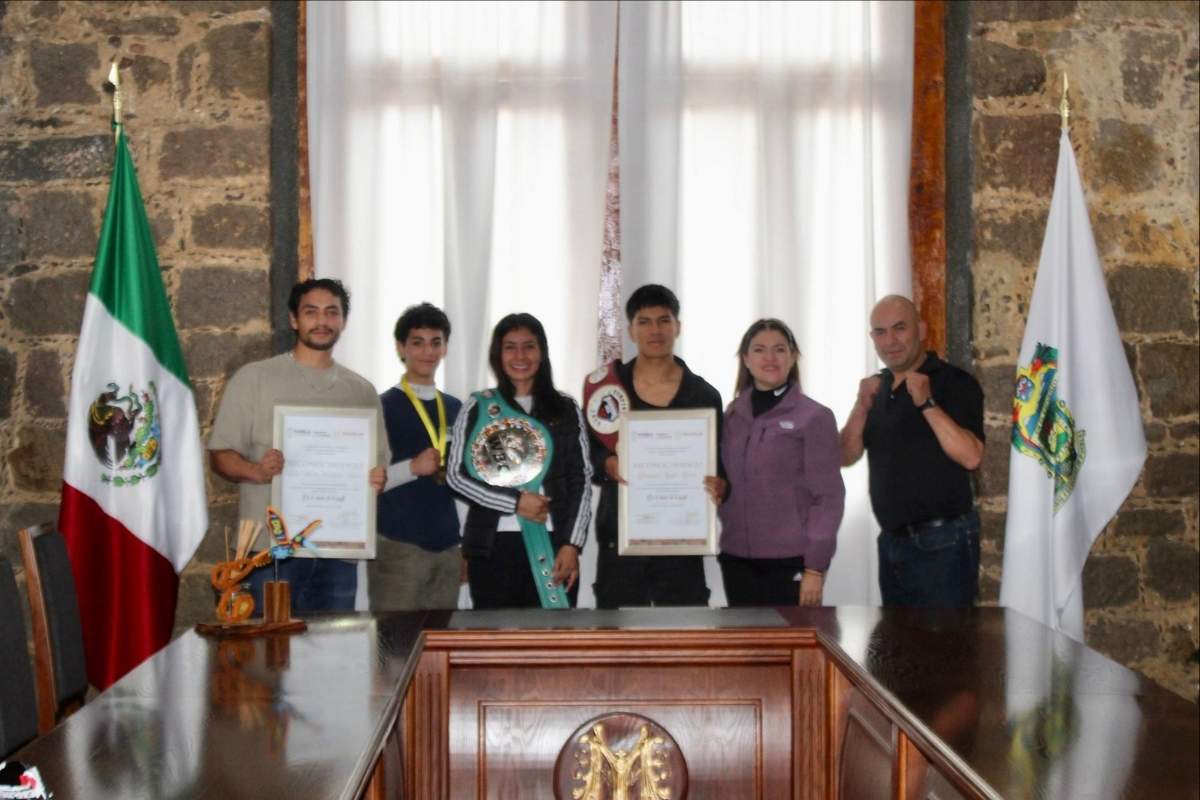 Bety Sánchez y “La Bonita” entregan reconocimiento a joven zacateco campeón de Torneo De Barrios 1