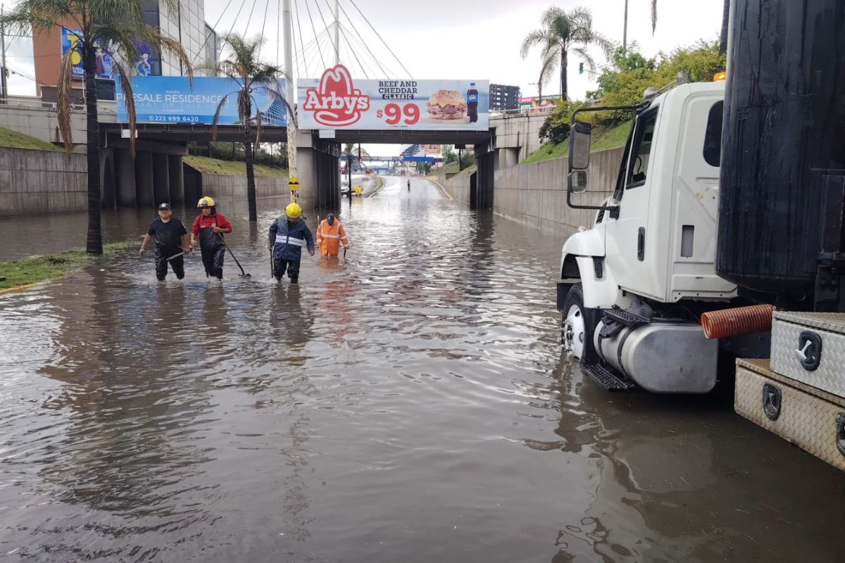 Caos en Lomas de Angelópolis por intensa lluvia- calles inundadas y autos atrapados