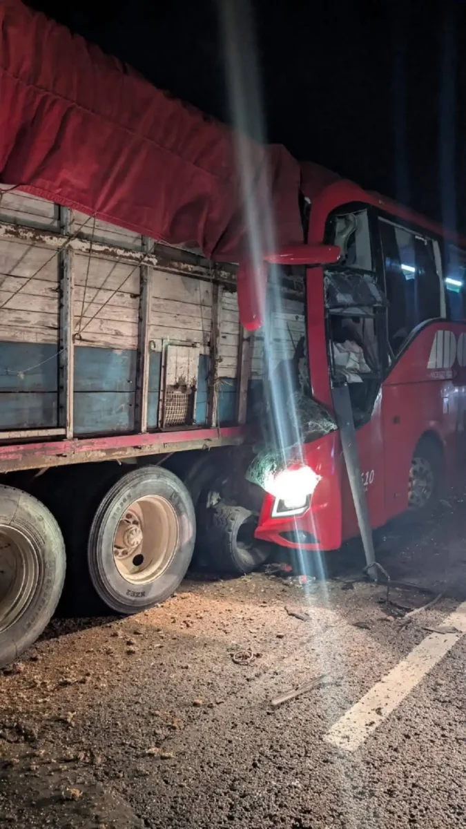 Choca ADO que viajaba de Puebla a Yucatán contra un tráiler; deja dos muertos y 20 heridos