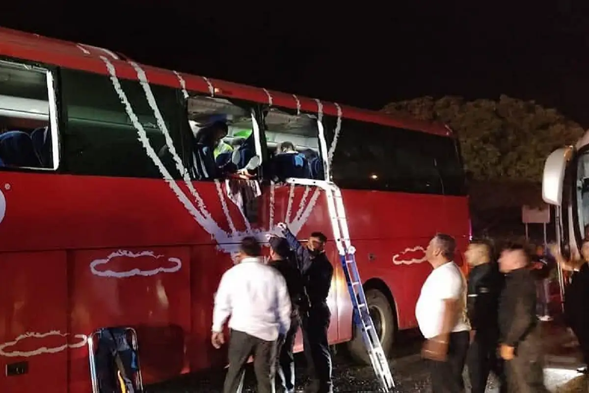 Choca ADO que viajaba de Puebla a Yucatán contra un tráiler; deja dos muertos y 20 heridos