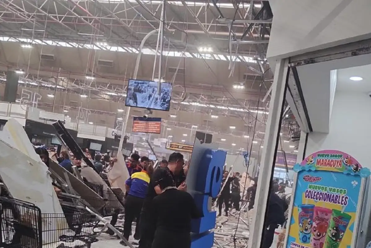 Colapsa techo de supermercado en Plaza Pabellón del Valle; dos personas resultan lesionadas (VIDEO) 1 Colapsa techo de supermercado en Plaza Pabellón del Valle