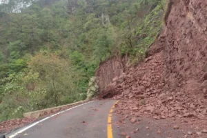 Derrumbes bloquean carreteras en la Sierra Norte de Puebla tras paso del huracán Erick