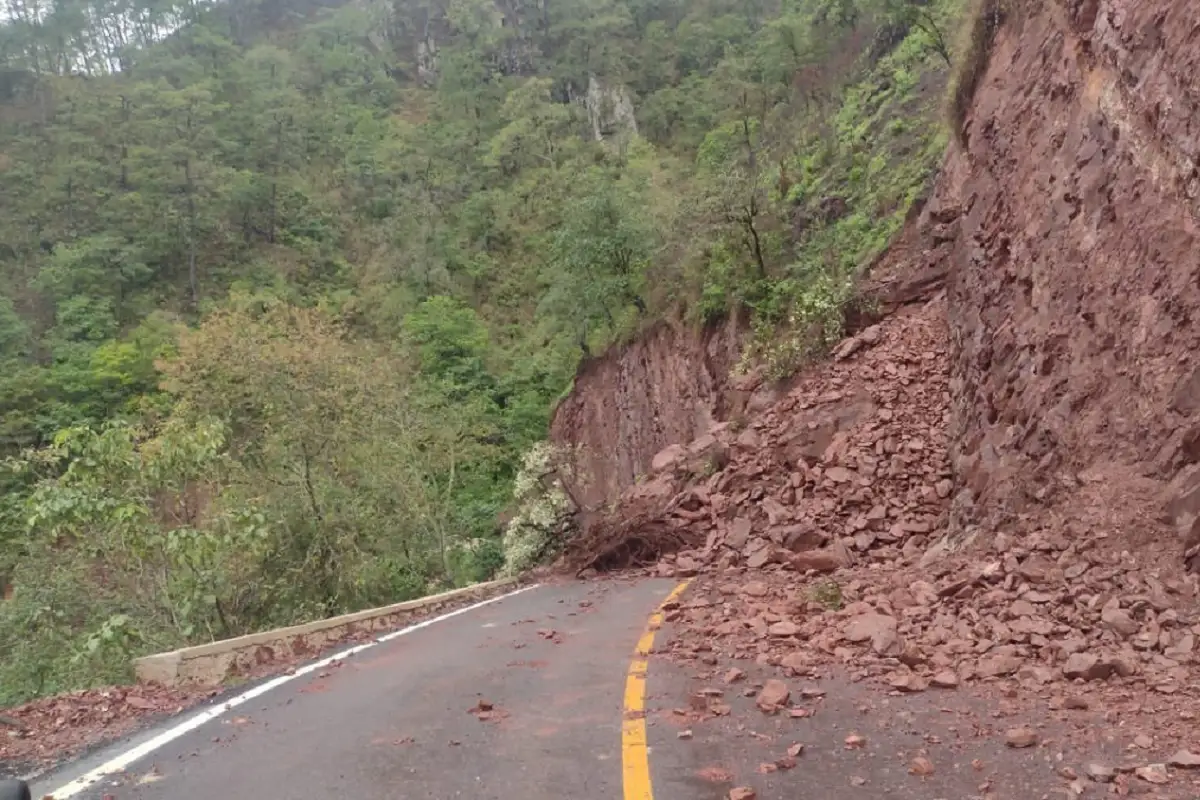 Derrumbes bloquean carreteras en la Sierra Norte de Puebla tras paso del huracán "Erick" 1 Derrumbes bloquean carreteras en la Sierra Norte de Puebla tras paso del huracán Erick