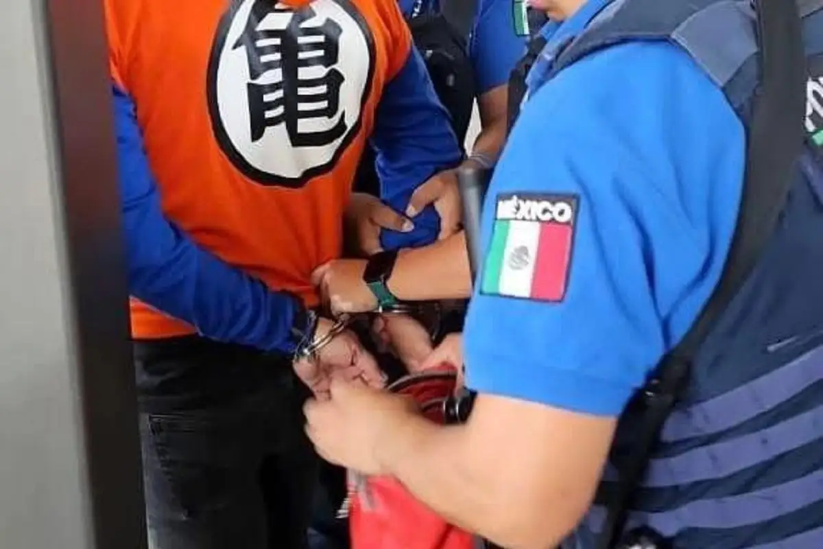 Detienen a sujeto armado vestido de Gokú que intentó asaltar a usuarios de la Línea 3 de RUTA 1 Detienen a sujeto armado vestido de Gokú que intentó asaltar a usuarios de la Línea 3
