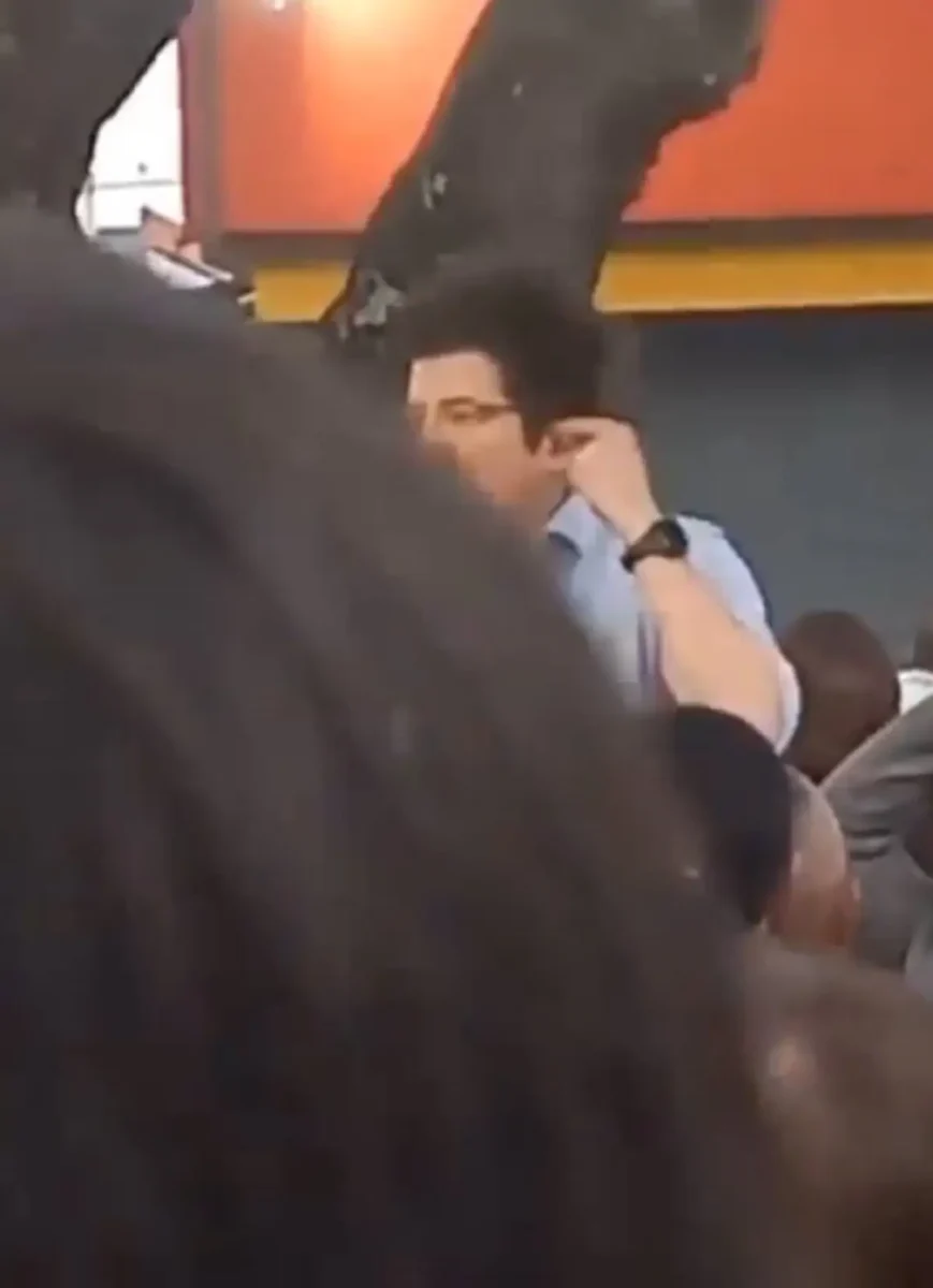 VIDEO: Disparan en la cabeza a candidato presidencial Miguel Uribe Turbay durante mítin en Bogotá 2 Disparan en la cabeza a candidato presidencial Miguel Uribe Turbay durante mítin en Bogotá