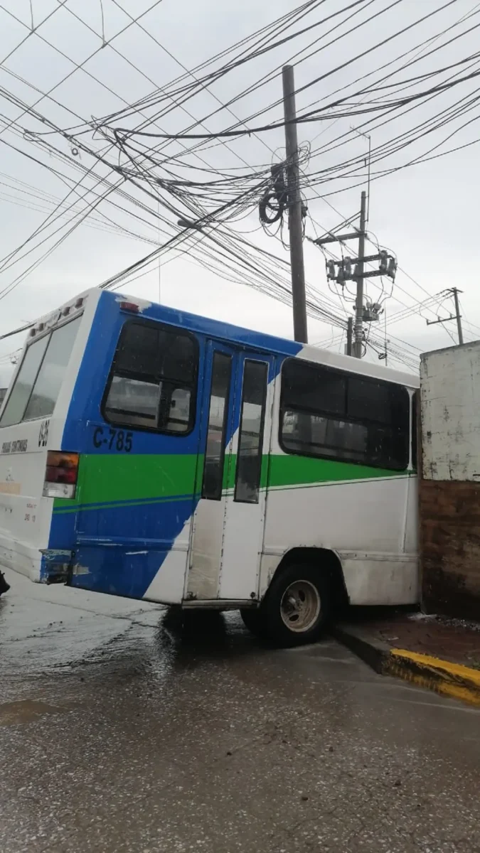 Ruta 1 se estrella contra una barda en el Bulevar Valsequillo