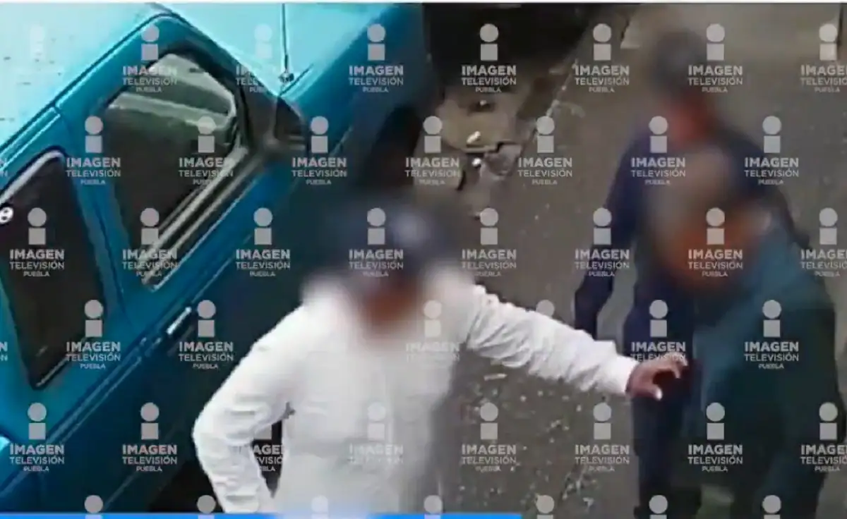 VIDEO: Así fue como le robaron 100 mil pesos a un hombre al salir de una Casa de Citas en Puebla 2 Así fue el asalto afuera de una Casa de Citas en Puebla