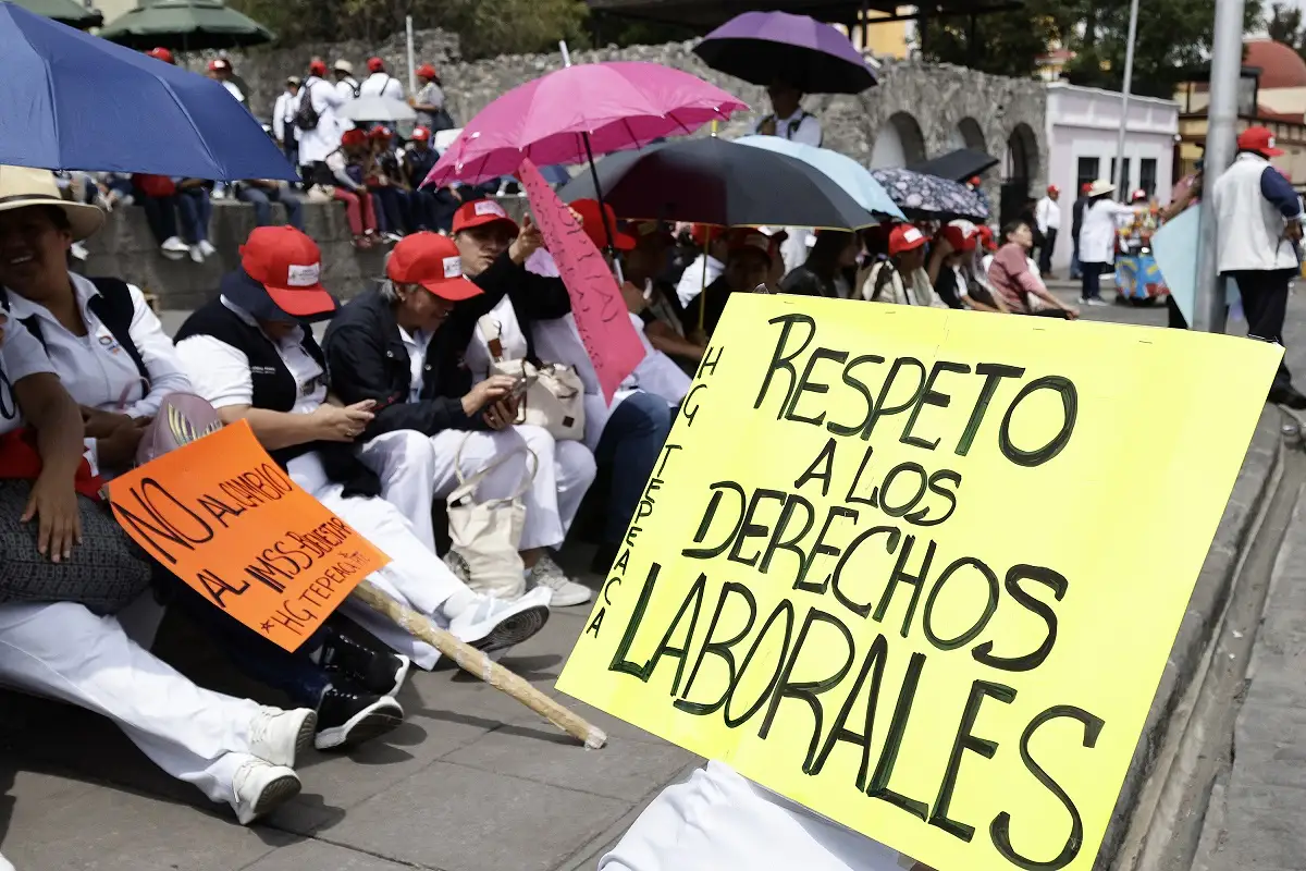 Gobierno de Puebla acuerda con trabajadores de Salud analizar definición de funcionarios